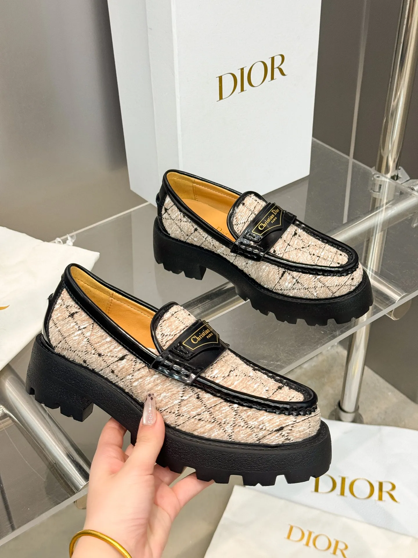 👟👟Ex-factory price 600👟👟 Dior 2024 new autumn and winter D-Boy letter logo color-blocked thick-soled women's shoes. Star's same style slip-on belt buckle round-toe retro low-heeled loafers. Material: imported open-edge beaded cowhide stitching eco-friendly rattan plaid tweed + water-dyed sheepskin lining + original molded IP outsole. Bottom thickness: 3.5CM Size: 35-42 (41.42 customized, non-refundable and non-exchangeable)